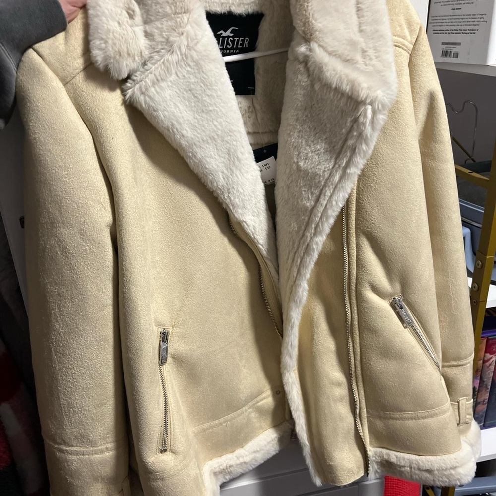 Hollister Cream Teddy Jacket with Plush Lining and Oversized Fit